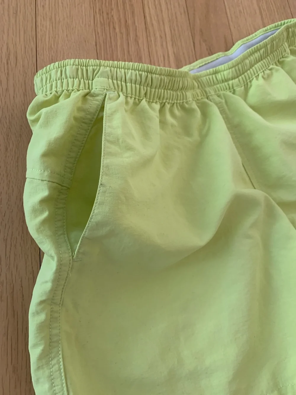 Patagonia Women’s Baggies Shorts Size Small Citrus Yellow - Picture 3 of 5